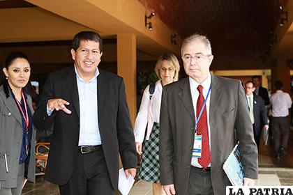 Los representantes de energía de Bolivia y Brasil Luis Alberto Sánchez (i) y Luis Eduardo Barata (d) /ABI