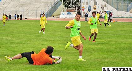 El portero brasileño Gomes estuvo ensayando en el arco del equipo titular