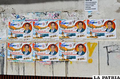 Afiches de candidatos ensuciaron las paredes de varias casas y edificios