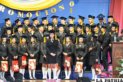 Jóvenes bachilleres del Colegio San Francisco