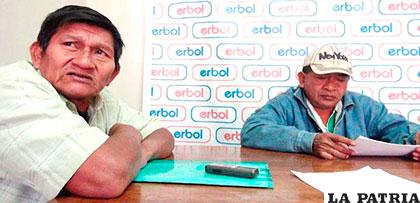 El dirigente Edgar Amutari (i) y José Barba (d) en entrevista con Erbol / erbol.com.bo