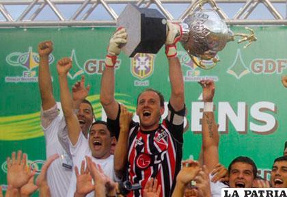 Rogerio Ceni levantó varias veces el trofeo de campeón /perfil.com