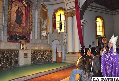 El Presidente Morales y otras autoridades se postraron ante la imagen sagrada de la Virgen del Socavón