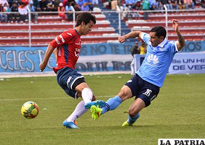 Thomaz Santos y Wálter Flores en la disputa de la pelota