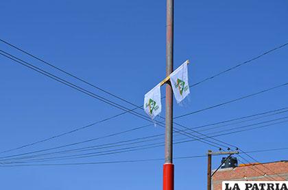Banderines proselitistas fueron colocados en postes de la avenida España