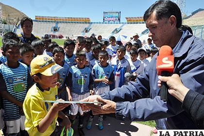 Andrés Ignacio recibe el diploma al Mérito Deportivo de Marco Zaconeta