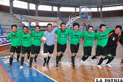 Vuelta olímpica del equipo de SIB 