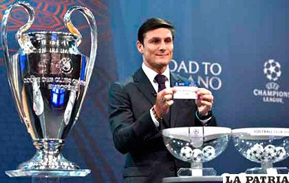 Javier Zanetti fue uno de los que sacó los bolos en el sorteo