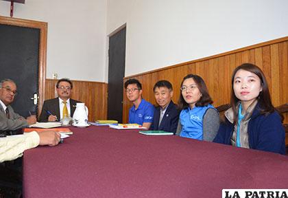 Voluntarios de Koica en reunión con el alcalde Bazán