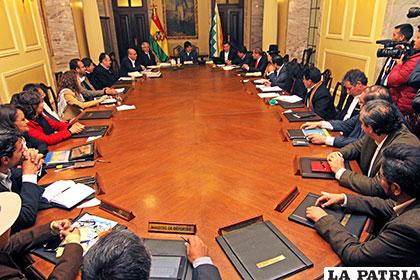 Gabinete de ministros en el momento de la aprobación del decreto