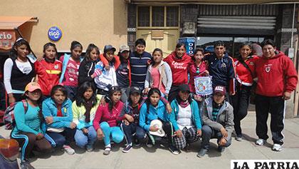 La delegación de damas antes del viaje ayer a Cochabamba, marchan como favoritas en el torneo