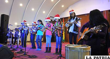 Presentación navideña de la Escuela de Charango Wara