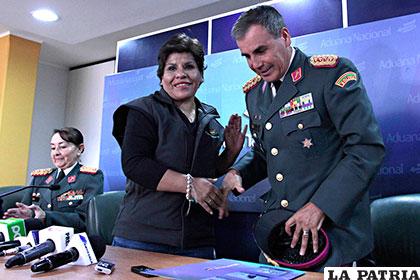 Marlene Ardaya, presidenta de la ANB, en el momento de suscribir el convenio con el comandante en jefe de las FF.AA., general Omar Salinas