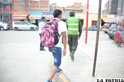 La víctima sigue a un funcionario policial