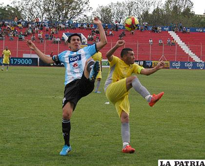 Escalante y Gómez disputan el balón ocurrió en el partido de ida 
donde ganó Sport Boys (1-2) en Tarija el 22/10/2015