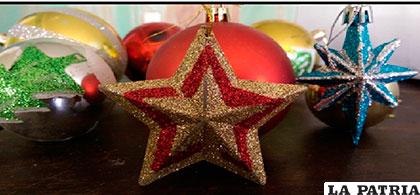 La estrella protectora del árbol  de Navidad