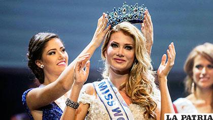 Mireia Lalaguna recibe la corona de Miss World Spain