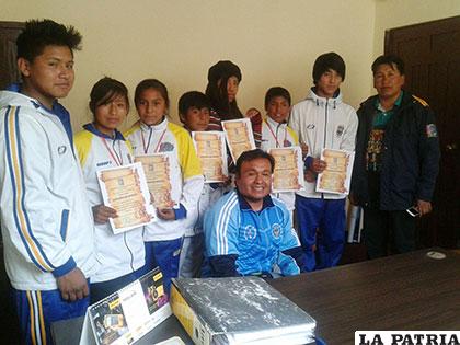 Deportistas que fueron distinguidos por el alcalde de Huanuni