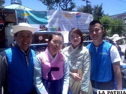 Haesuk Ryu, Jieun Kim, Hyeonji Yun, y Sangsoon Lee, son los voluntarios que trabajan en los albergues