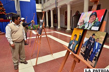Fotografías de Evo Morales en el hall de la Gobernación