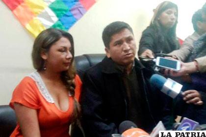 Conferencia de prensa en la que Marín Sandoval aparece junto a su víctima