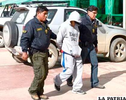 El presunto autor es llevado a celdas policiales