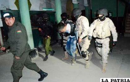 El sujeto escoltado por el Grupo Delta