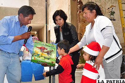 Niños de los centros de acogida, reciben su regalo de Navidad de autoridades departamentales