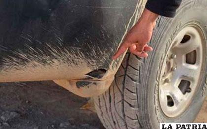 Se muestra el impacto de bala en el vehículo