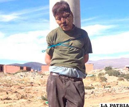 El joven caco fue amarrado a un poste