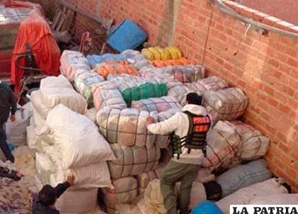 Los fardos de ropa usada encontrados en la vivienda