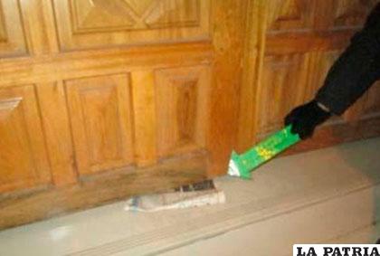 Dejaron un periódico bajo la puerta como seña