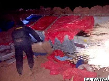 Un funcionario de narcóticos prepara la destrucción de la fábrica