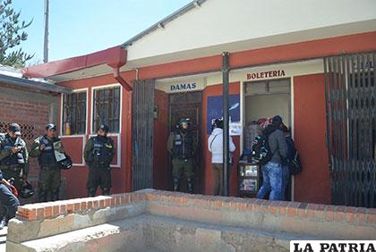 Personal del PAC custodió el baño