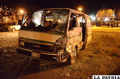 El minibús sufrió las consecuencias del hecho