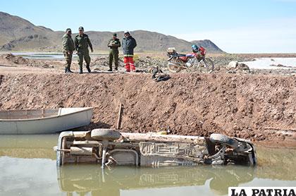 El vehículo quedó en medio del agua