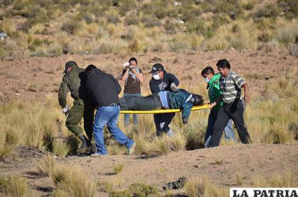 El cadáver es llevado por personal policial