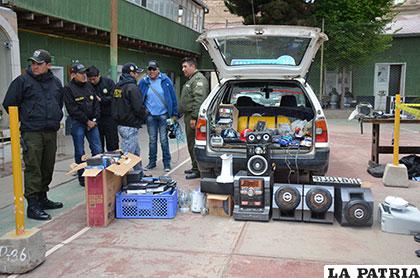 Los objetos que se recuperaron del taxista
