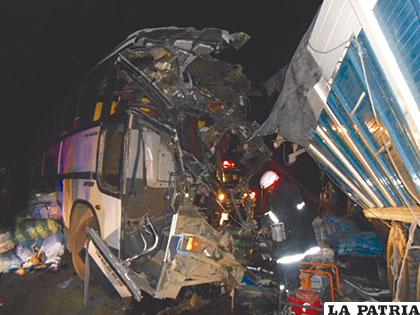 El bus quedó completamente destrozado
