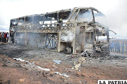 Del bus quedó solo su estructura