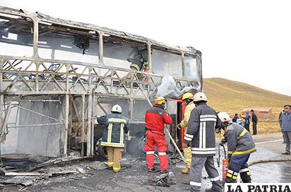 Personal de Bomberos y del SAR Bolivia en las tareas de controlar por completo el fuego