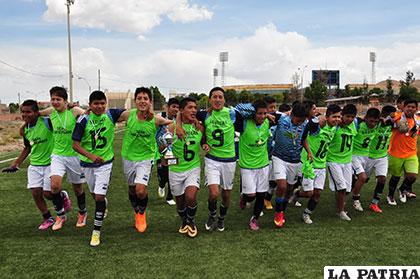 Vuelta olímpica del equipo de Saavedra FC