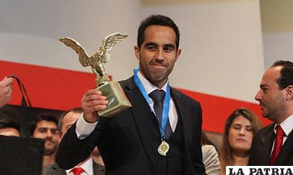 Claudio Bravo es el futbolista del año en Chile