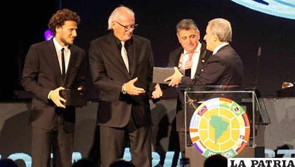 Forlán acompañado de su padre, ambos recibieron la distinción