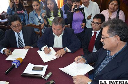 Autoridades de la UTO y el GAMO firmando el convenio