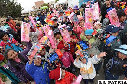 Niños que recibieron regalos en El Alto