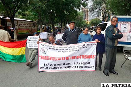 Decenas de policías rodearon la protesta de ese grupo social, que tomó al mediodía El Prado en La Paz