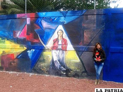 Pamela Chávez con su mural en Pachuca