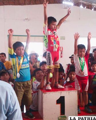 Cristhopher Bustos con la medalla plata
