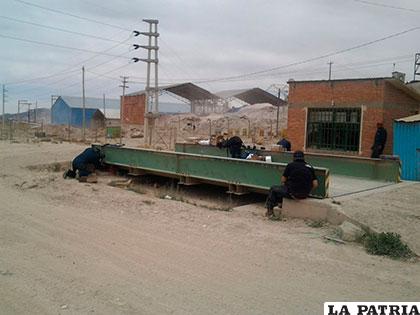 Trabajadores realizan mejoras en la balanza del relleno sanitario